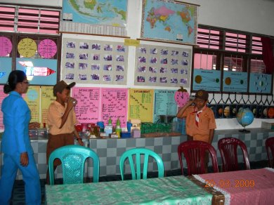 Asnat Lumbantobing juga memfasilitasi kegiatan siswa untuk berdemonstrasi alat peraga murah hasil PSBG Sipoholon Lestari